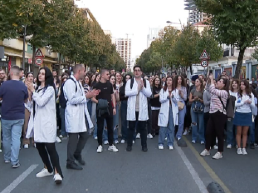 Qeveria parashikoi të ulë detyrimin për të punuar në Shqipëri, studentët kundër ligjit të ri: Do t’i drejtohemi gjykatave ndërkombëtare