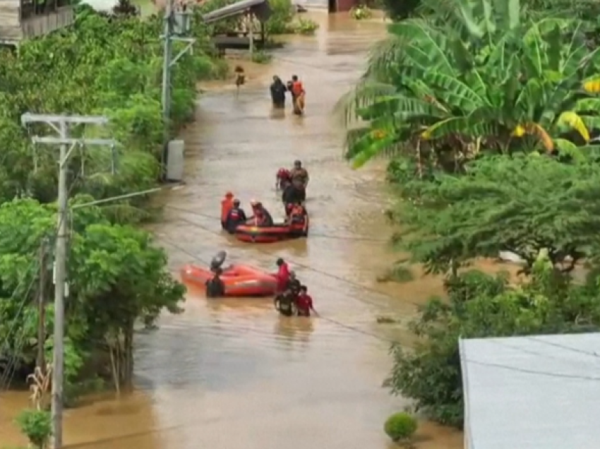 Uji bllokon njerëzit, situatë e vështirë pas përmbytjeve në Indonezi