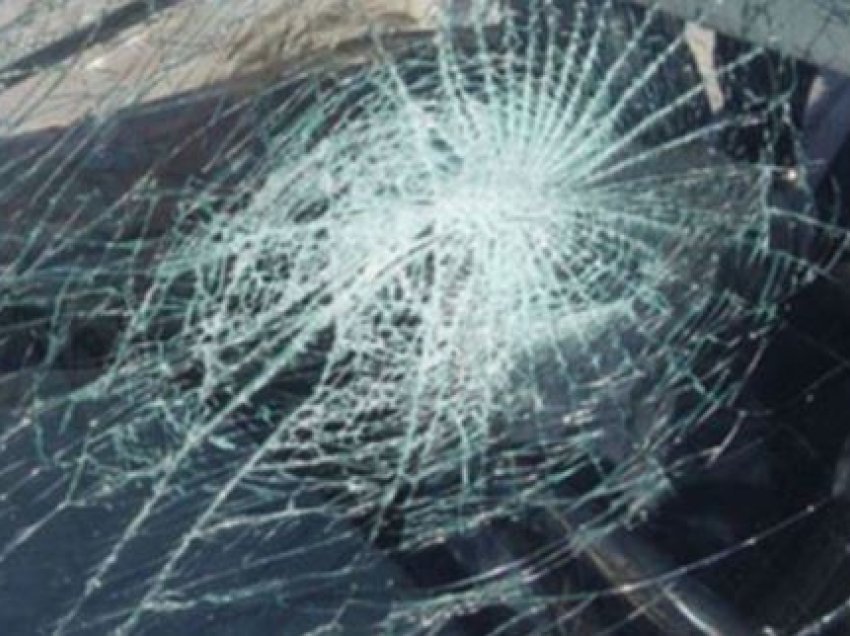 Dy persona lëndohen në një aksident në Drenas